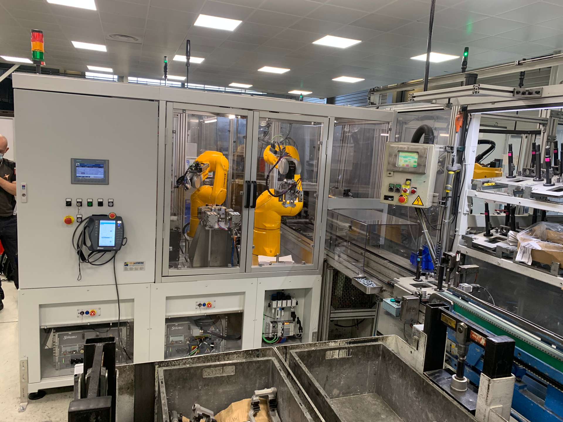 Cellule robotisée avec robots 6 axes – distribution ASYRIL