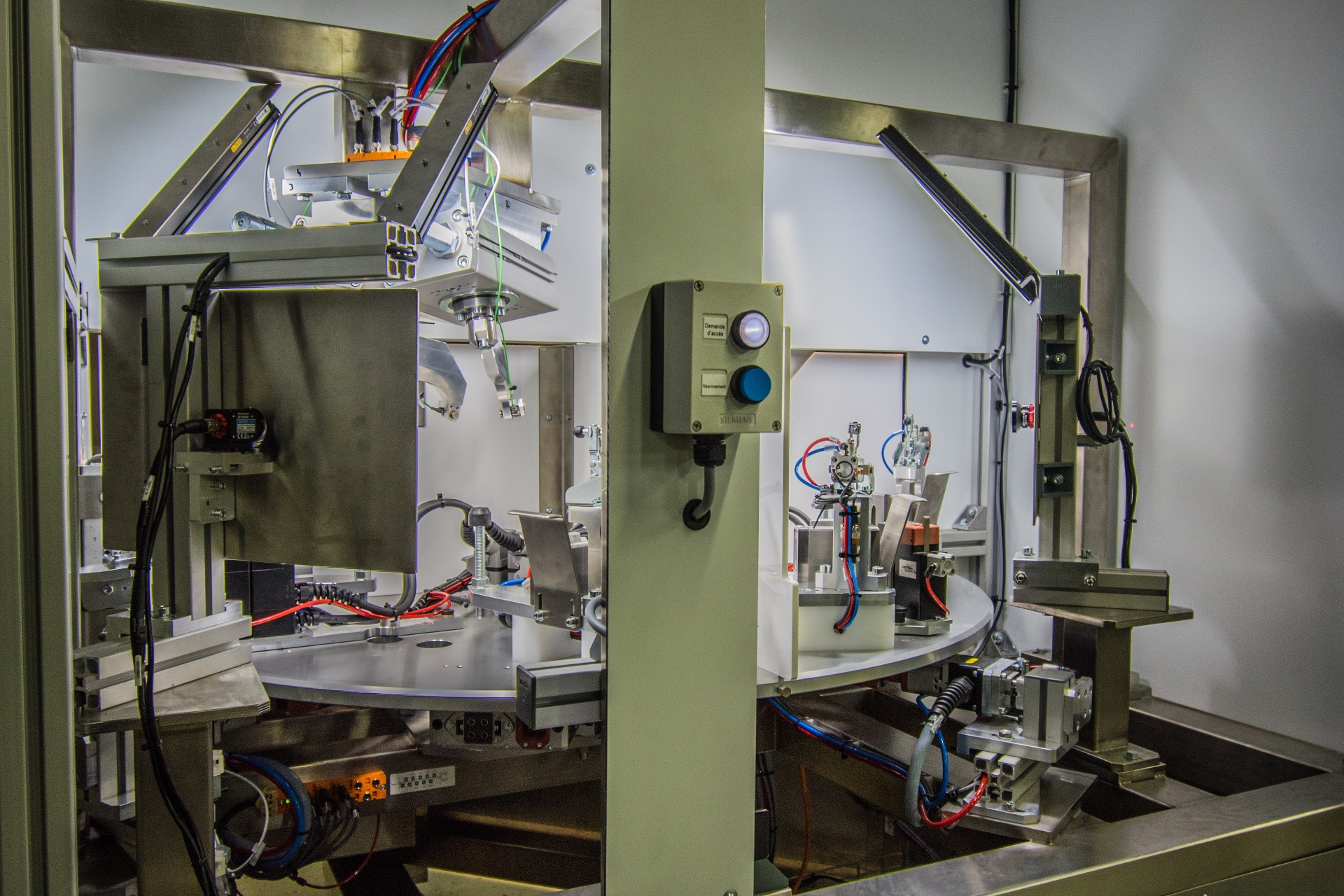 Machine spéciale de tests end-of-line avec plateau tournant