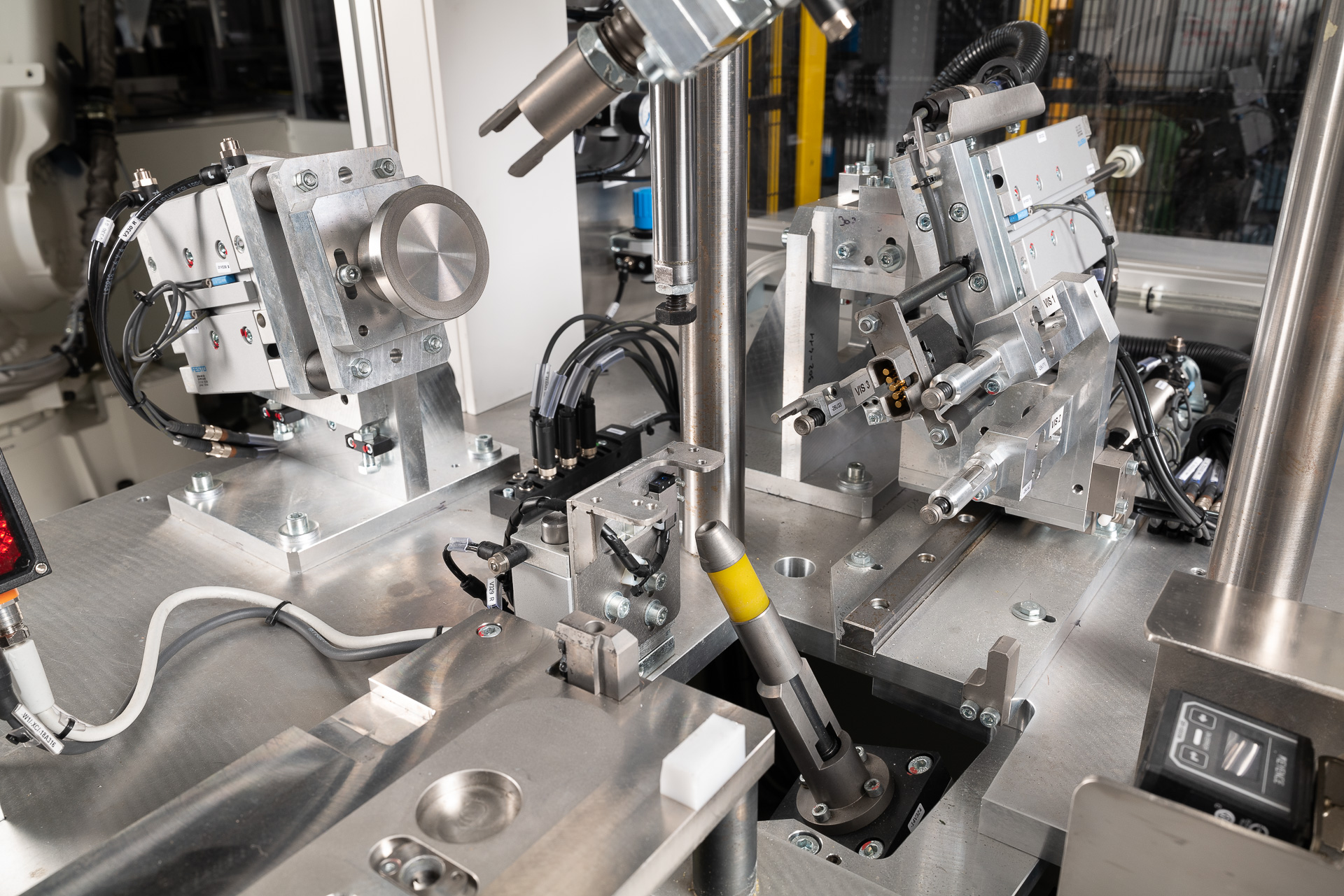 Îlot mécanisé de vissage, graissage, assemblage et test