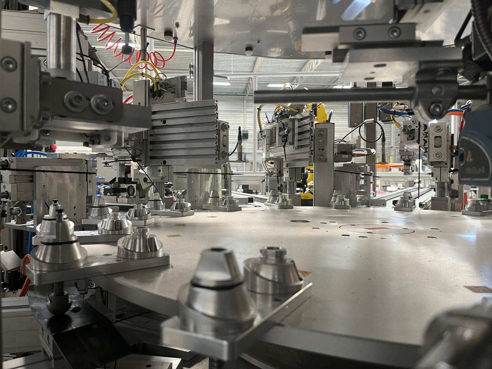Ligne d'assemblage de flacons de parfums