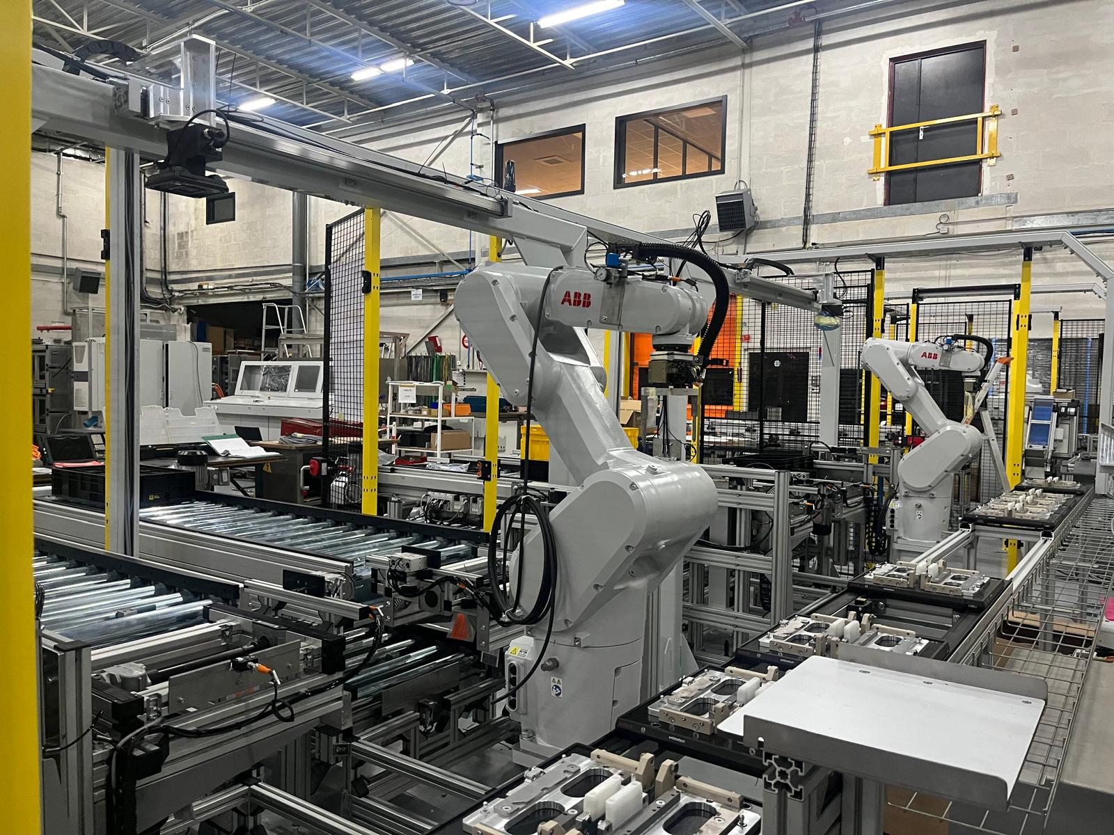 Ligne robotisée en montage dans les ateliers