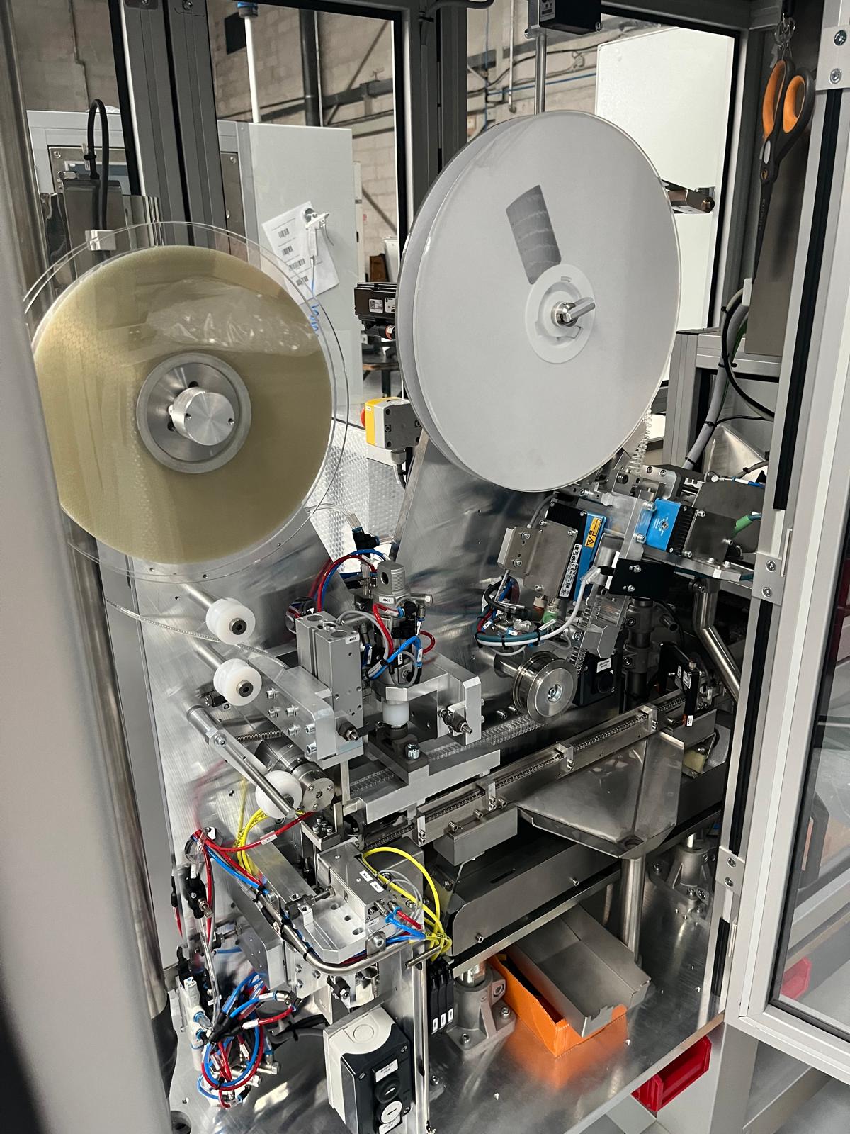 Machine spéciale avec vision et sertissage