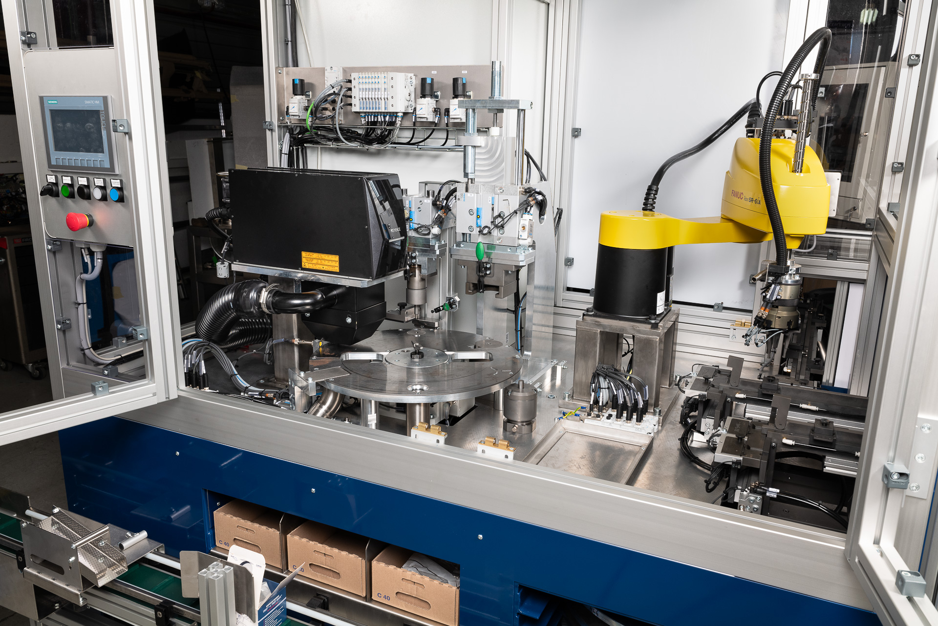 Machine spéciale avec bols vibrants, robot SCARA et plateau tournant
